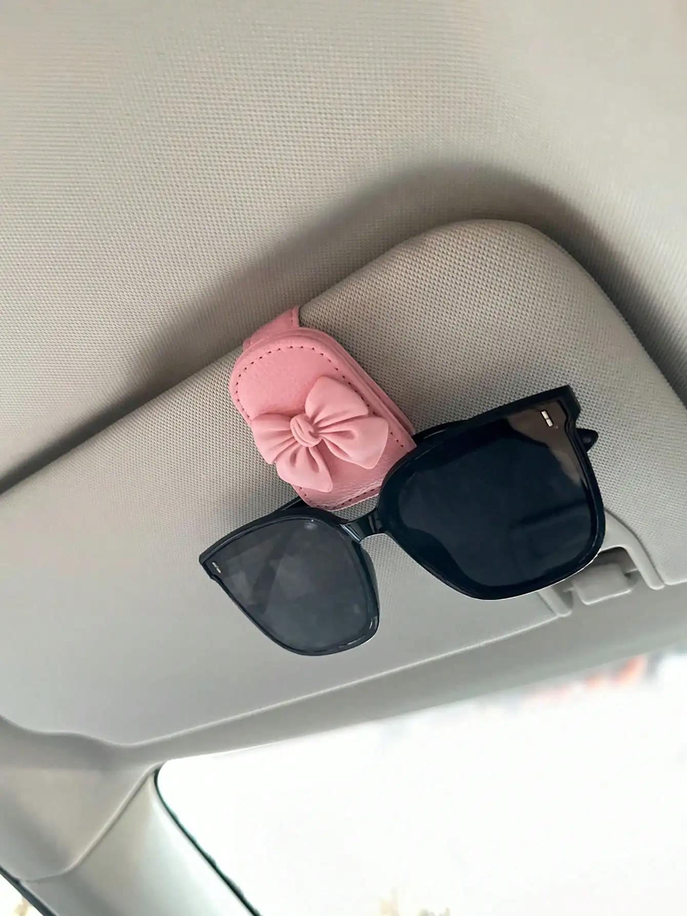 Auto-Sonnenblenden-Brillenhalter mit Schleife, Niedlicher Rosa Innenraum-Brillenhalter, Auto-Zubehör – Detail 3