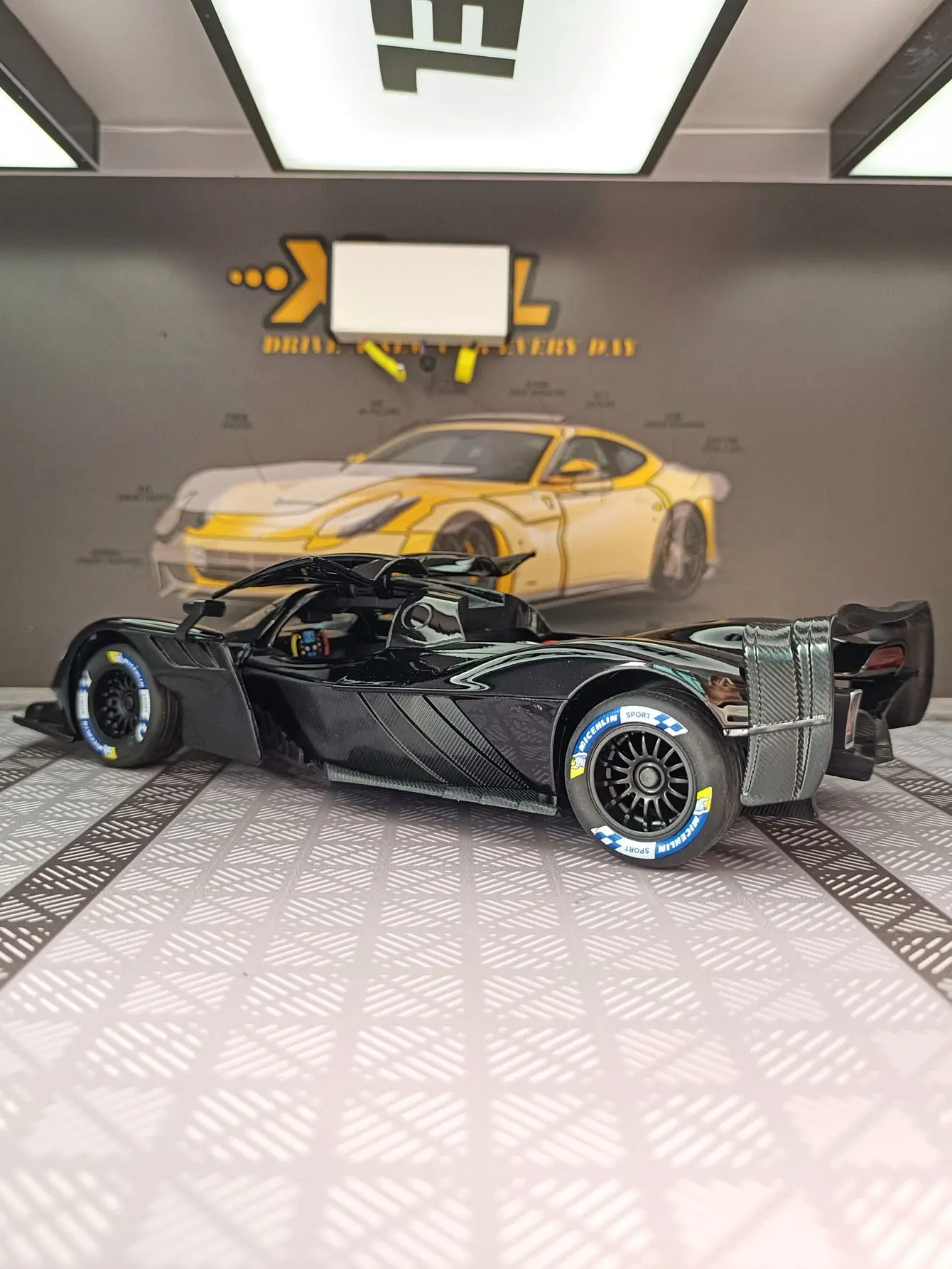 1:24 Martin Valkyrie Legering Automodel Ornament Supercar Geluid en licht Kinderspeelgoeddeur kan openen