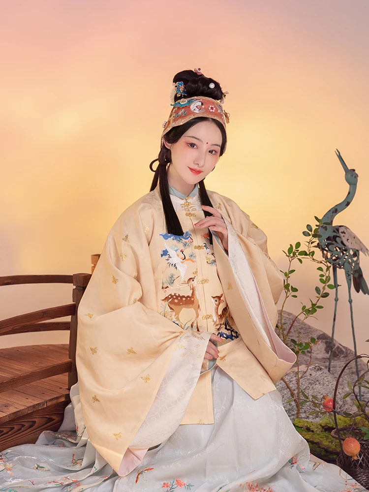 

Оригинальный дизайн Hanfu 202: Новое короткое пальто с квадратным воротником, пуговицами спереди, длинными рукавами, с узором оленя и журавля, весеннее, из полиэстера.