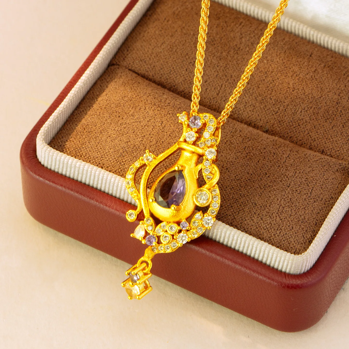 

2025 New 24K Real Gold Diamond Hollow Purple Diamond Vase Pendant 9999 Niche Design Light Luxury Magic Aquarius Necklace