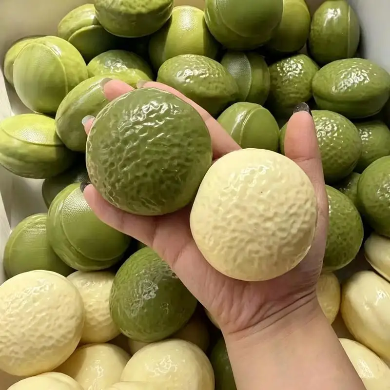 Schokoladenkuchen-Quetschball, lustiges, knuspriges Spielzeug in Lebensmittelform für interaktives Eltern-Kind-Spiel zu Hause – Detail 3