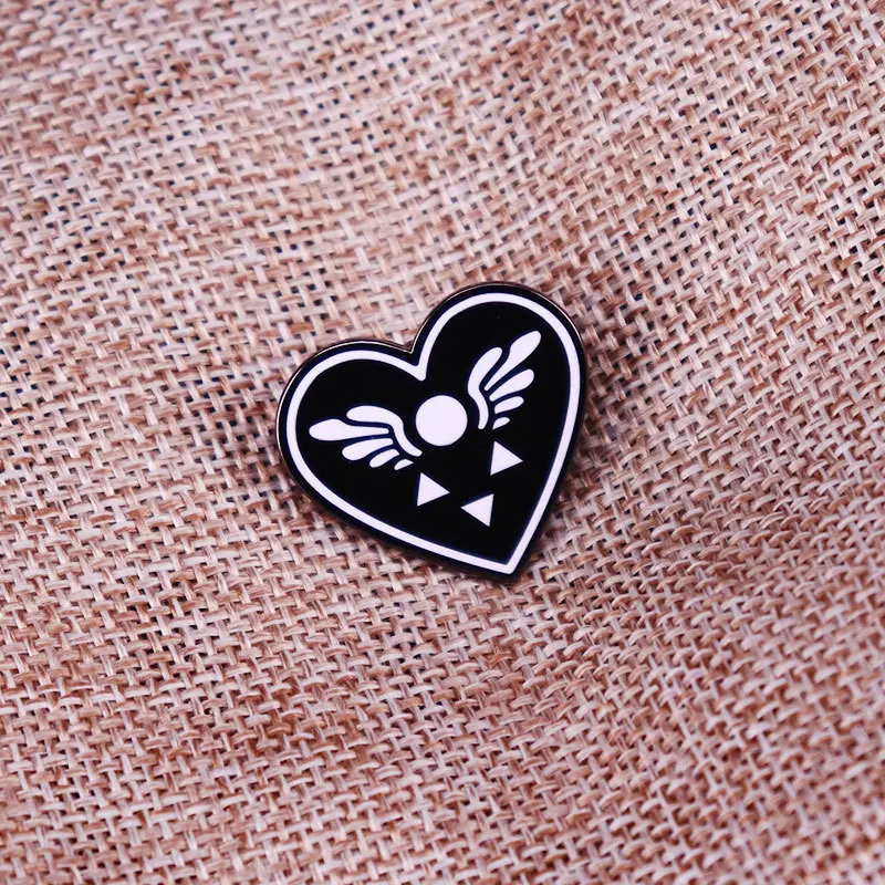 Undertale دلتا رون رمز المينا دبوس لعبة فيديو القلب شارة بروش ظهره الديكور المجوهرات