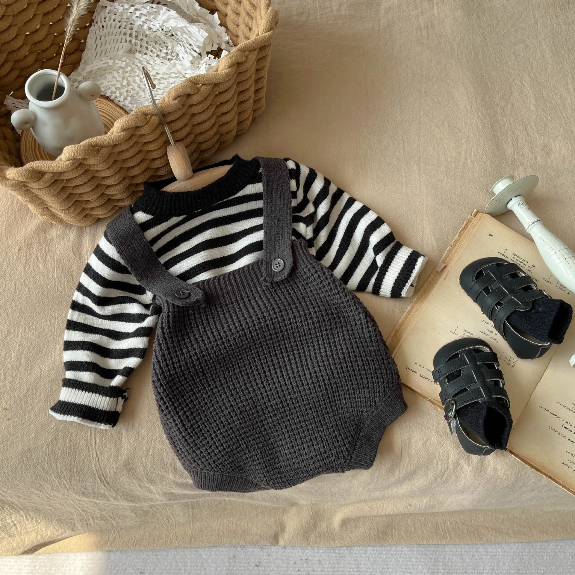 2024 Fashion Style Spring And Autumn Suit Strap Shorts Boys Girls Long Sleeves Knitted Sweater 1-3 Years Casual Sweatshirt
