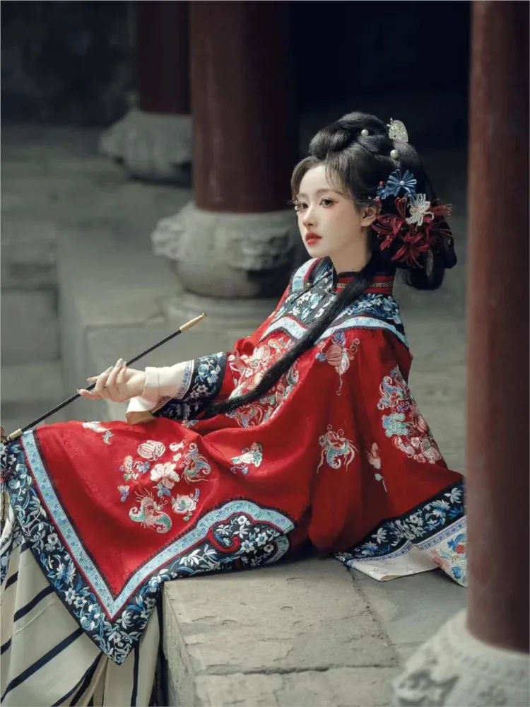 أنثى هانفو ذات الرأس الأحمر وجبهة مائلة