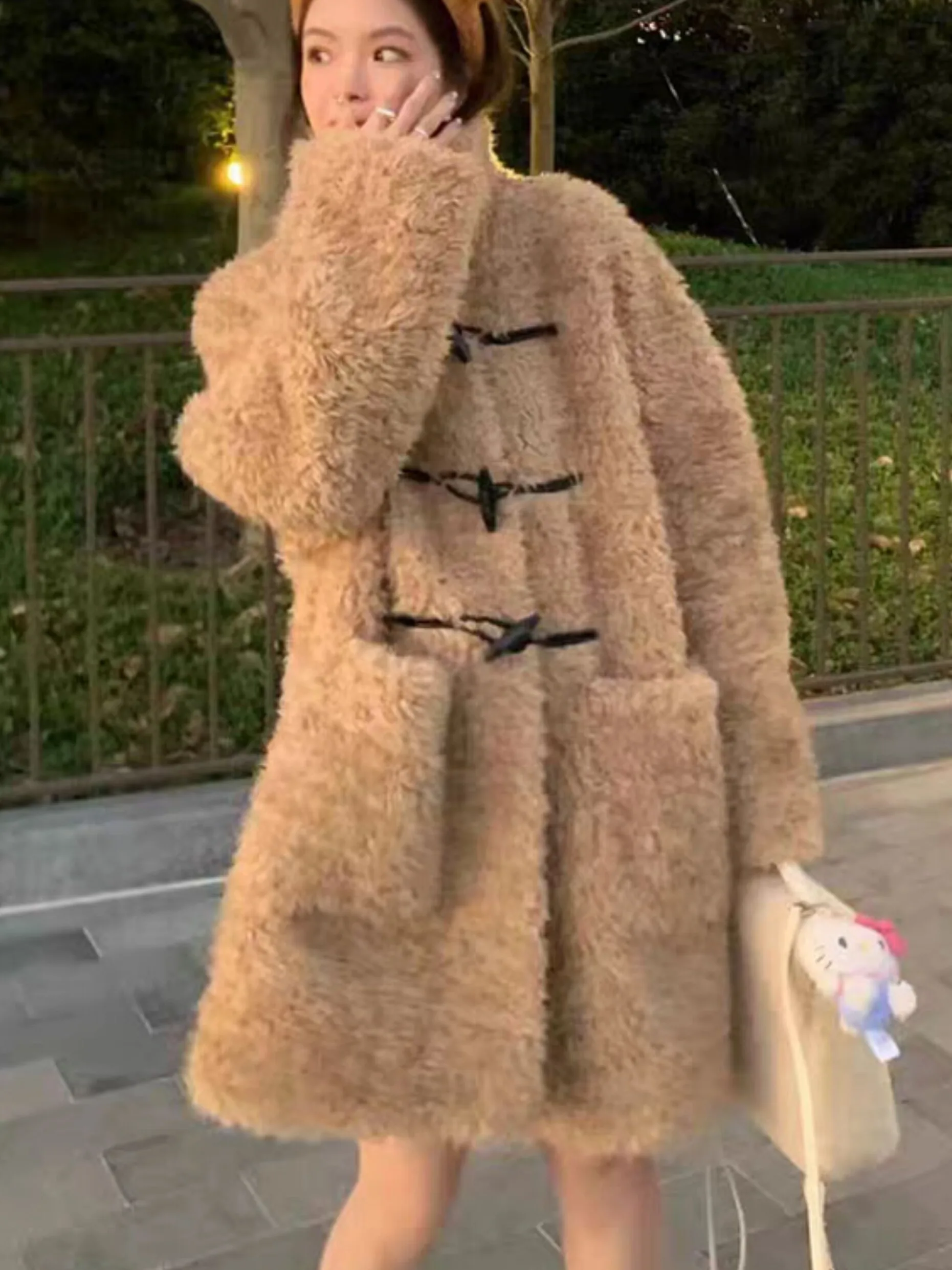 معطف نسائي متوسط الطول من الفرو الصناعي، معطف دافئ بأزرار على شكل قرون الدب، معطف طويل بأكمام طويلة وياقة مربعة