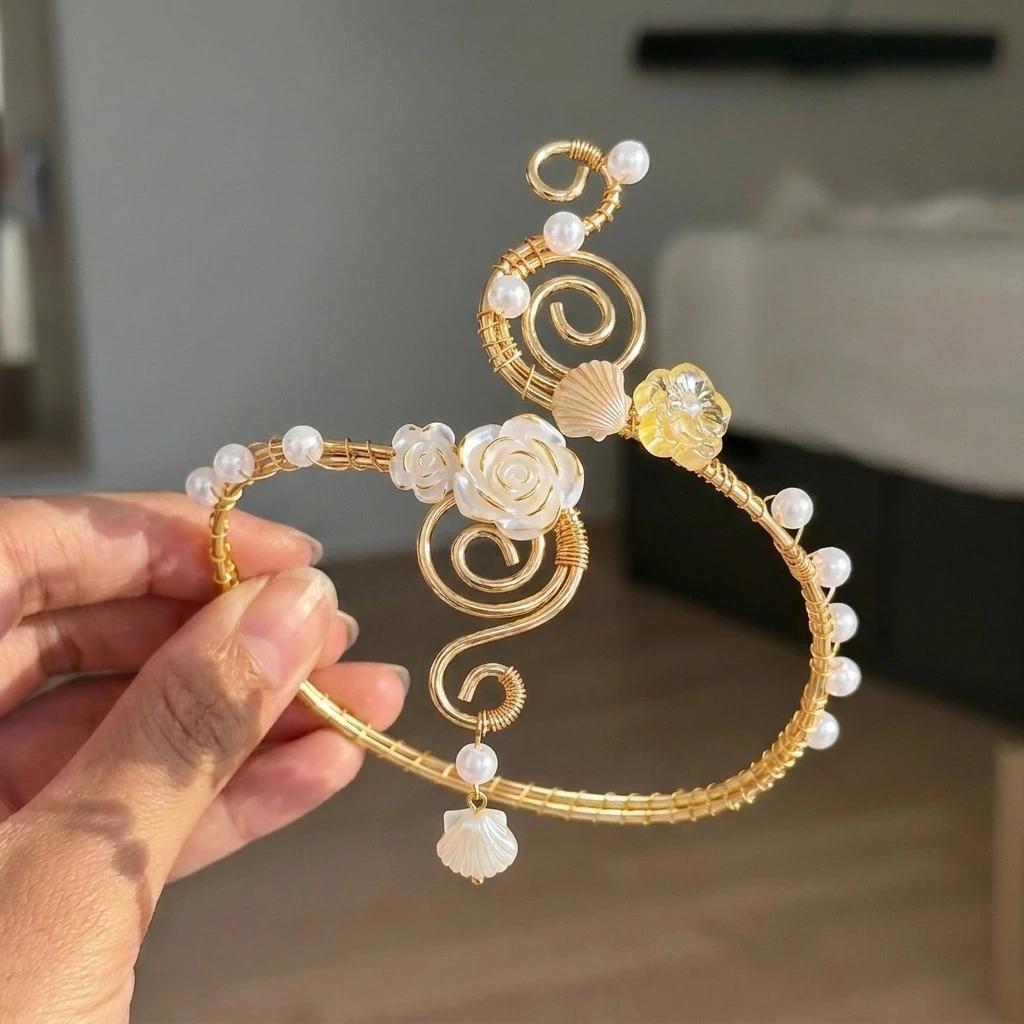 Elegante goldfarbene, drahtumwickelte Oberarmmanschette für Damen, romantische rosa Iris-Blumen-Armreif, Strandparty-Schmuck – Detail 4