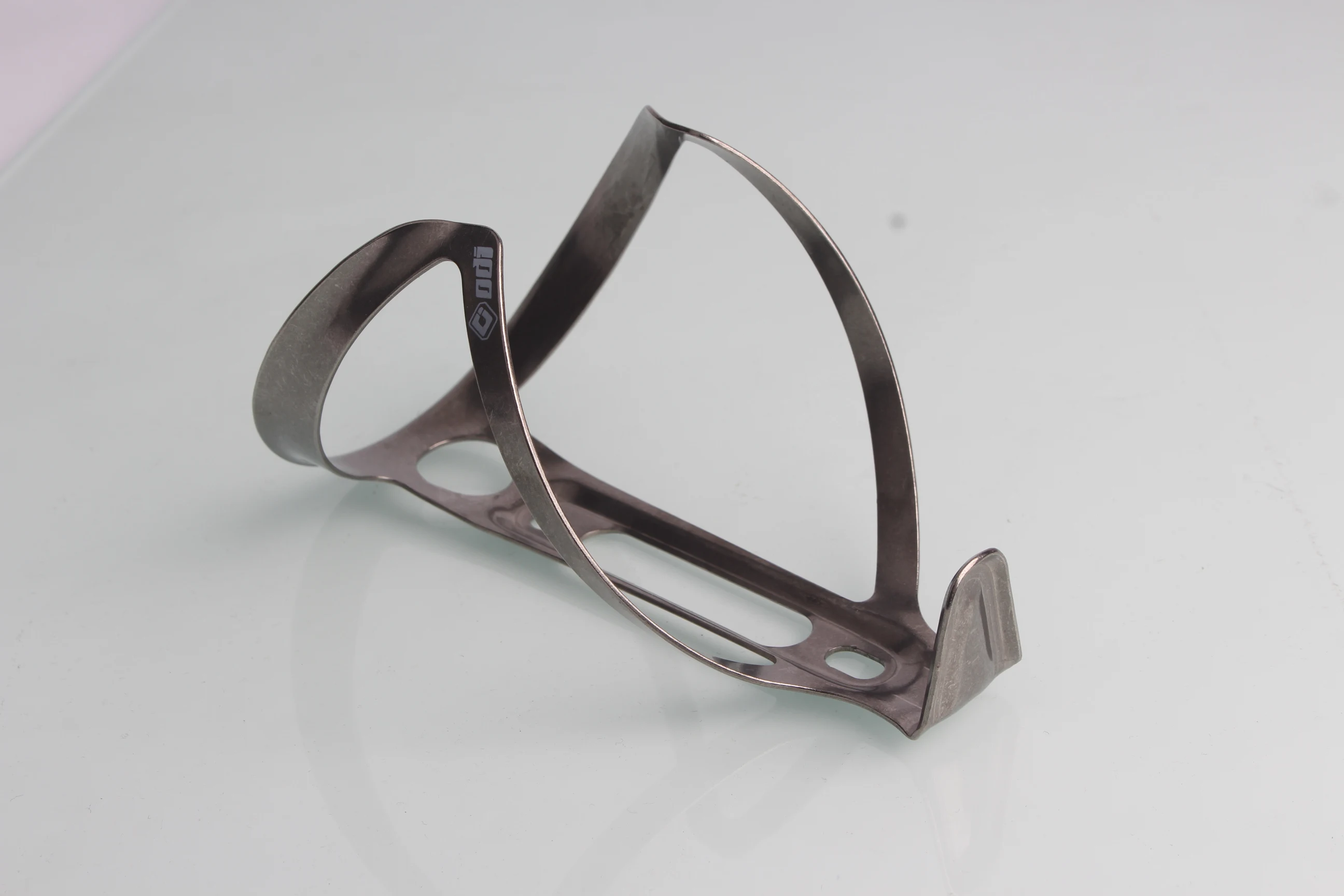 Porte-Bidon Vélo Titane ODI – Ultra Léger 22.5g – Cage à Bouteille