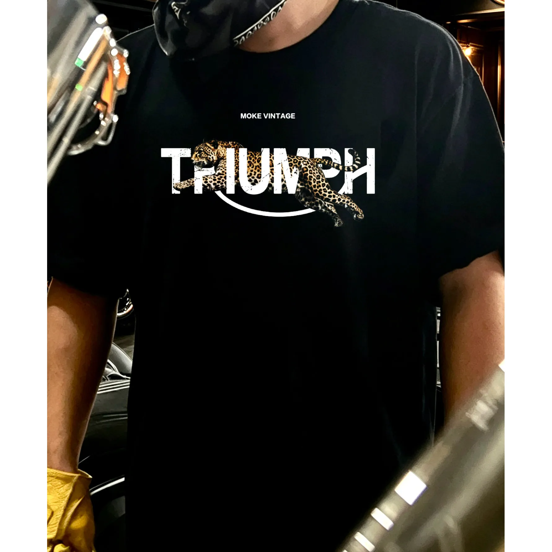 Amerikanische Motorrad-Ästhetik Triumph Leopardenmuster Atmungsaktives Baumwoll-Unisex-T-Shirt mit Rundhalsausschnitt und kurzen Ärmeln – Detail 4