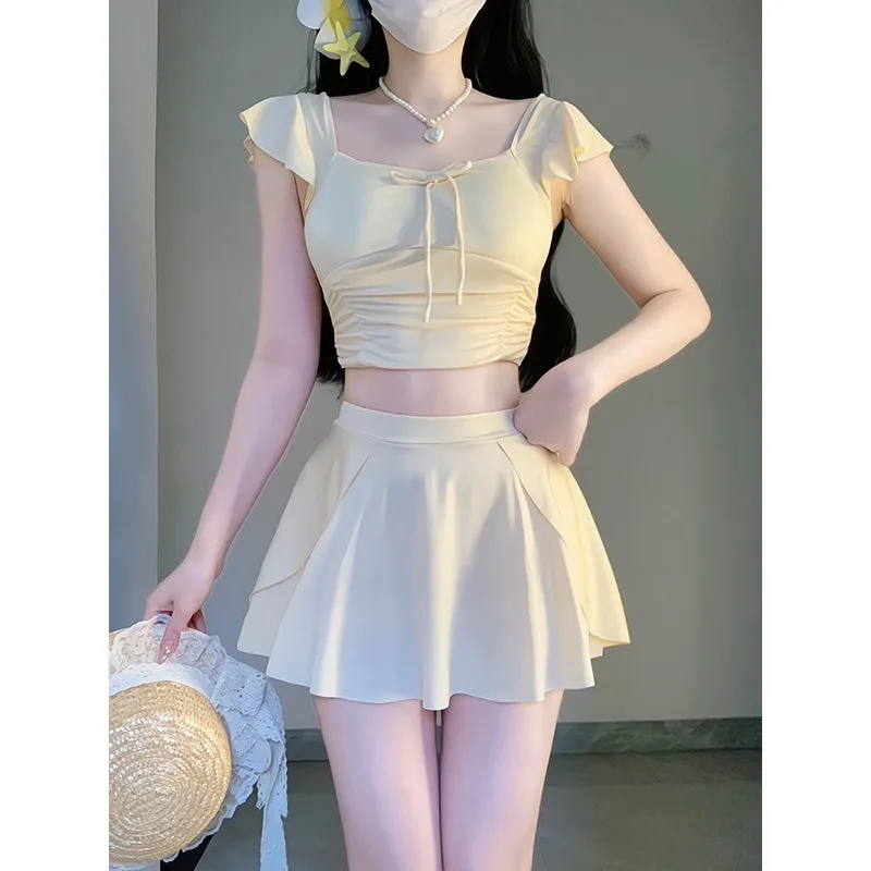 

Комплект из двух предметов: купальник с рюшами на рукавах и юбка с высокой талией, скромный купальник для пляжа и отдыха у бассейна