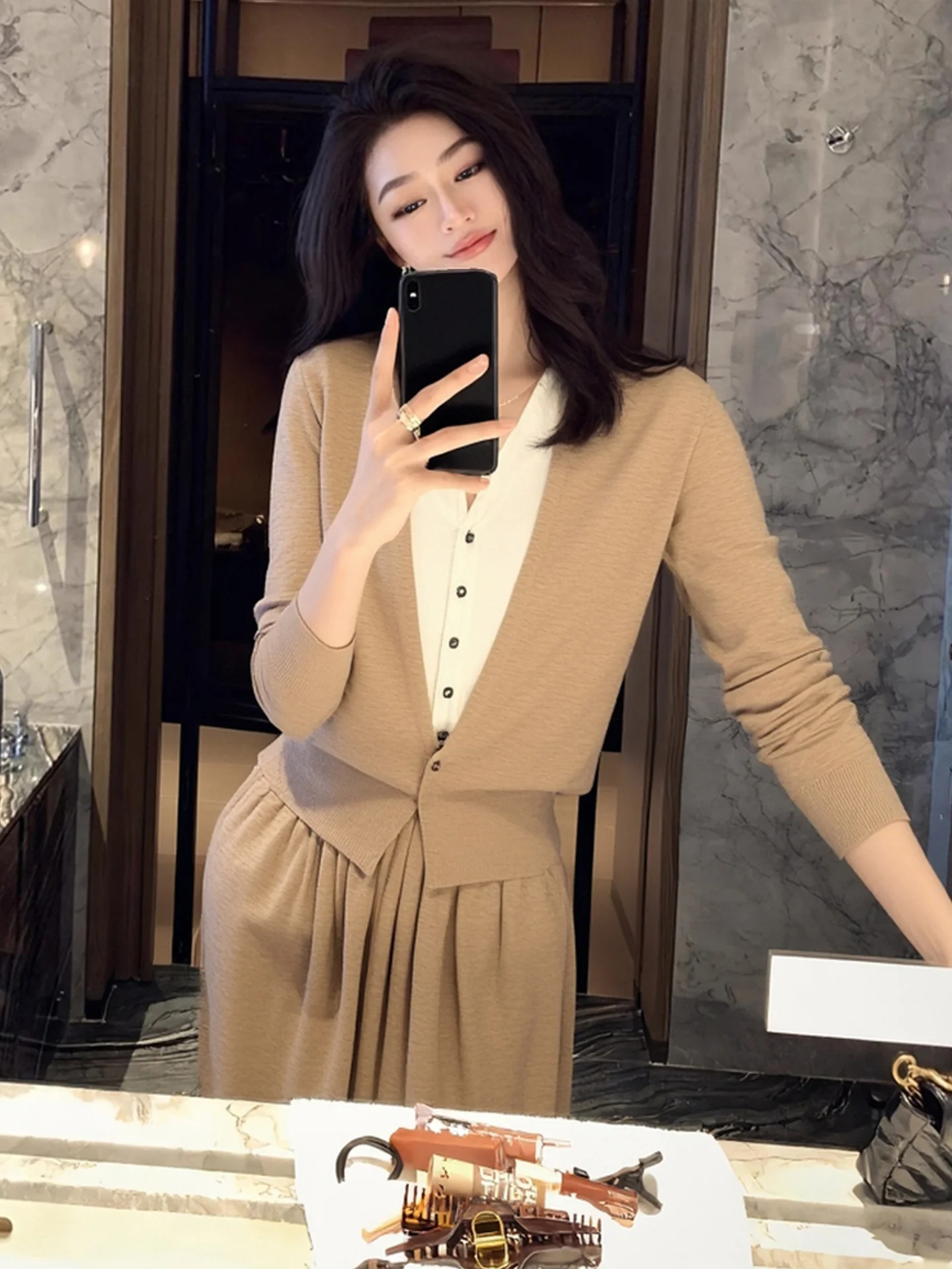 패셔너블 니트 롱 슬리브 브이넥 여성 탑 컬러 블록 가을 2025 레저 스타일 한국 버전 스트레이트 컷 실크