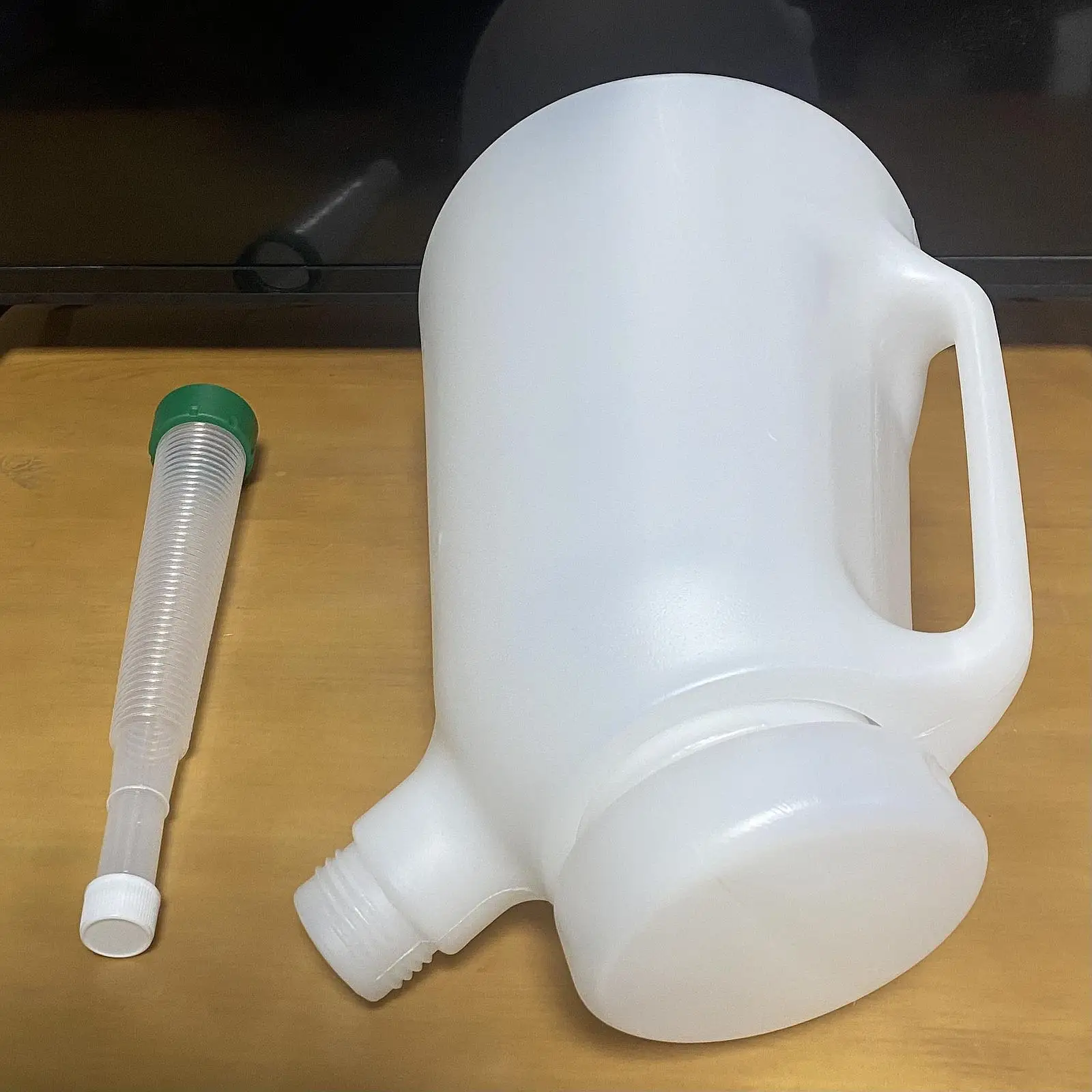 

Oil Dispenser 5L High Density PP Oil Pot Leakproof Dustproof Cap for Car Motorcycle Boat Garage