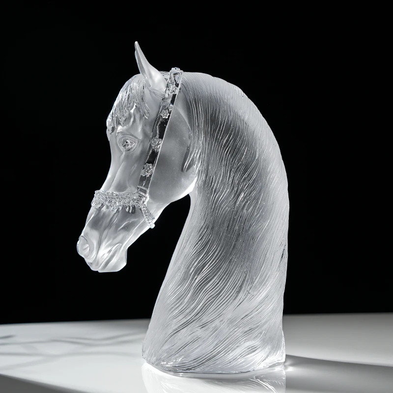 زخرفة زخرفية على سطح الطاولة تمثال رأس الحصان الكريستالي زخرفة كريستال.