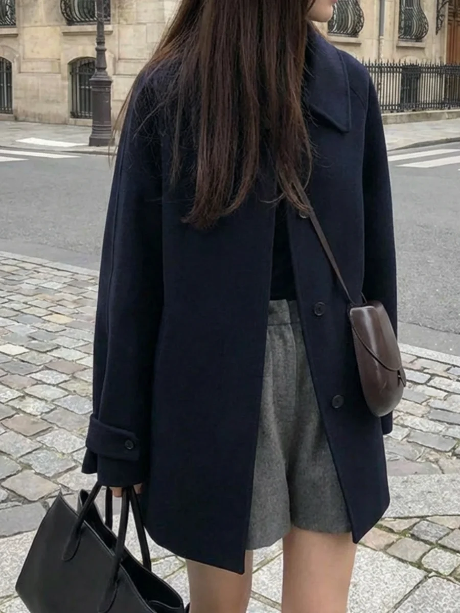 

Женское шерстяное пальто средней длины темно-синего цвета с однобортной застежкой на пуговицах