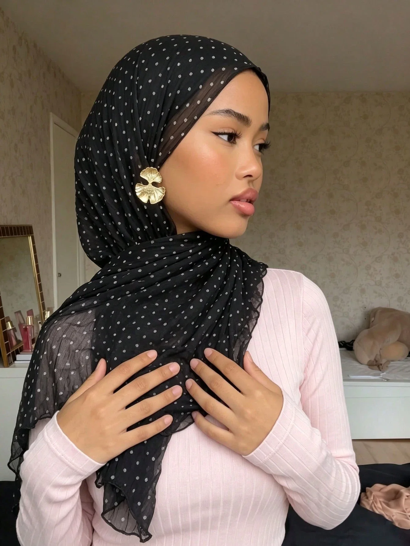 Polka Dot White Black Muslim Hijab Crinkle Sheer Fabric Wave Edge Long Shawl Crinkle Soft Breathable Women Islamic Head Wrap