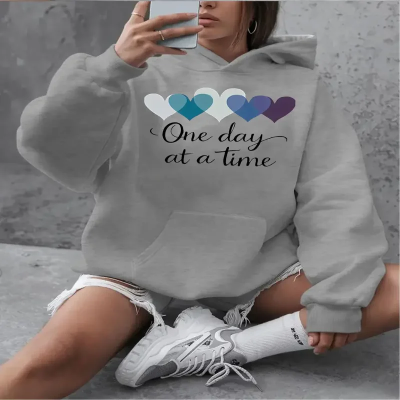 

Мотивационная толстовка с капюшоном «Один день в раз» с яркими сердечками и передними карманами, которую можно стирать в машине, осень-зима, комфорт