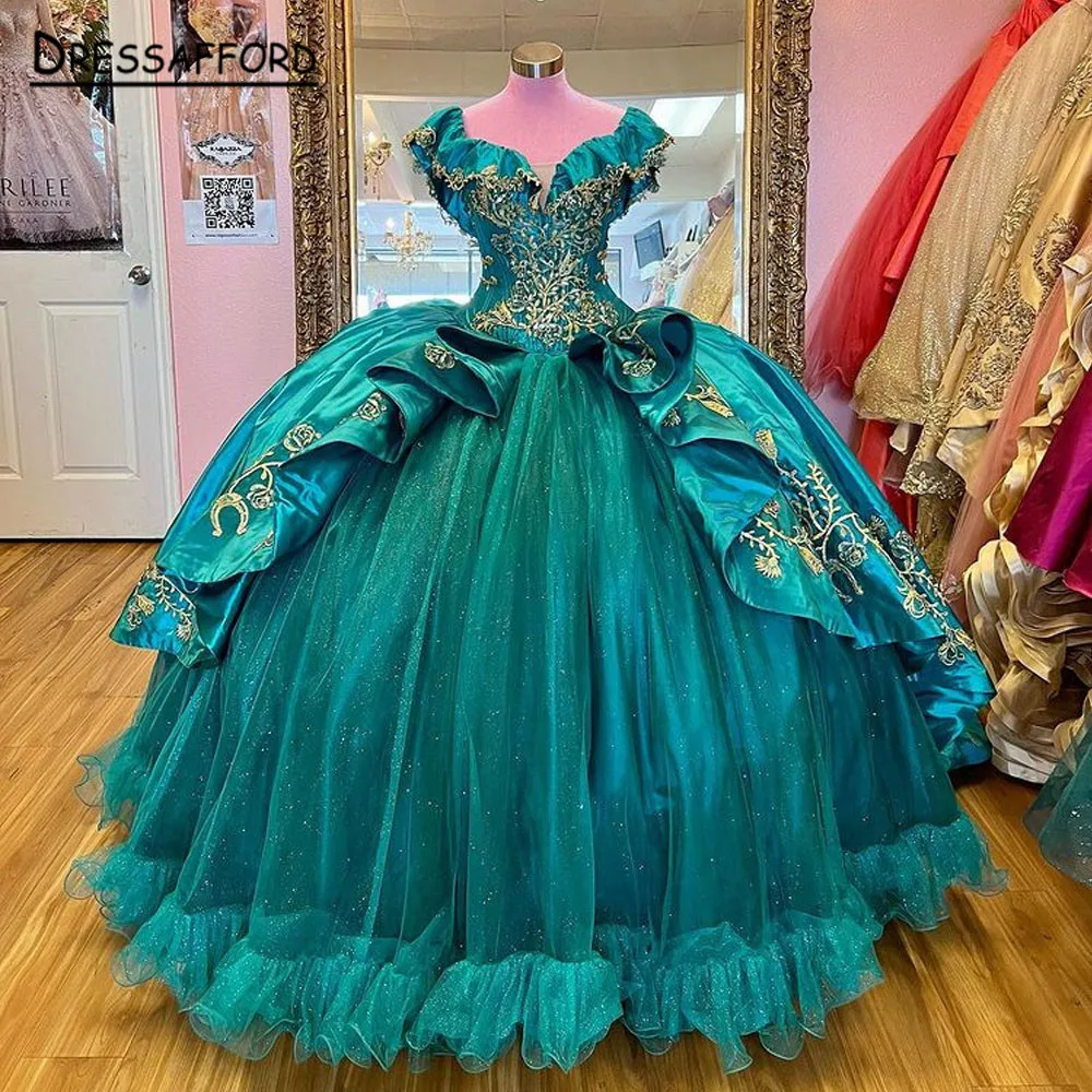 Esmeralda verde babados pérolas miçangas quinceanera vestido de baile fora do ombro ouro bordado espartilho vestido de 15 anos