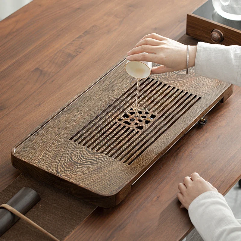 

Цельный кусок чайного подноса из массива дерева, хранилище для воды и дренажа, небольшой чайный столик, поднос для чайного сервиза, легкая роскошь.