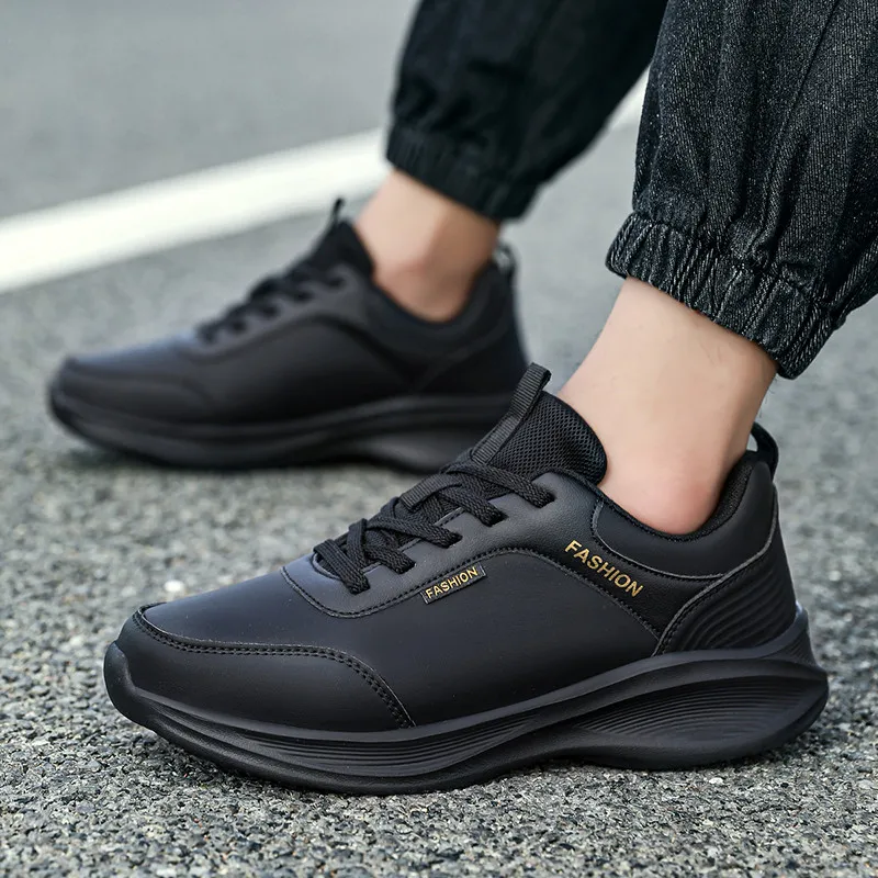 Sepatu lari pria warna hitam modis, sepatu kets pria kulit tahan air, sepatu olahraga kasual Platform musim gugur, sepatu jalan, sepatu tenis untuk pria