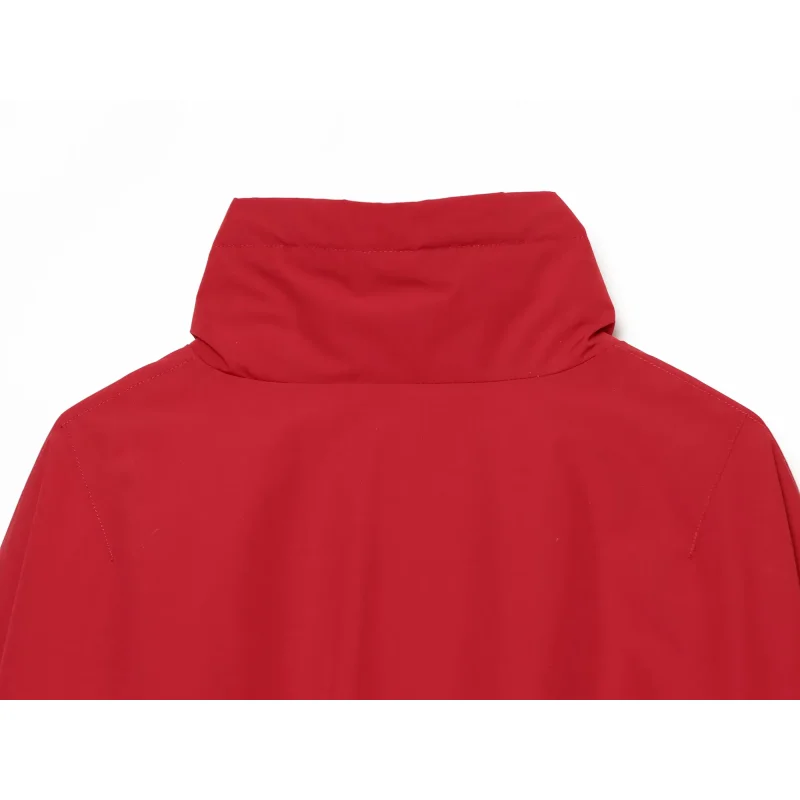 Neue wasserabweisende, wattierte Damenjacke mit Stehkragen, Kordelzug am Saum, Reißverschluss, losen langen Ärmeln, Taschen und kurzem Schnitt aus Baumwolle. – Detail 12