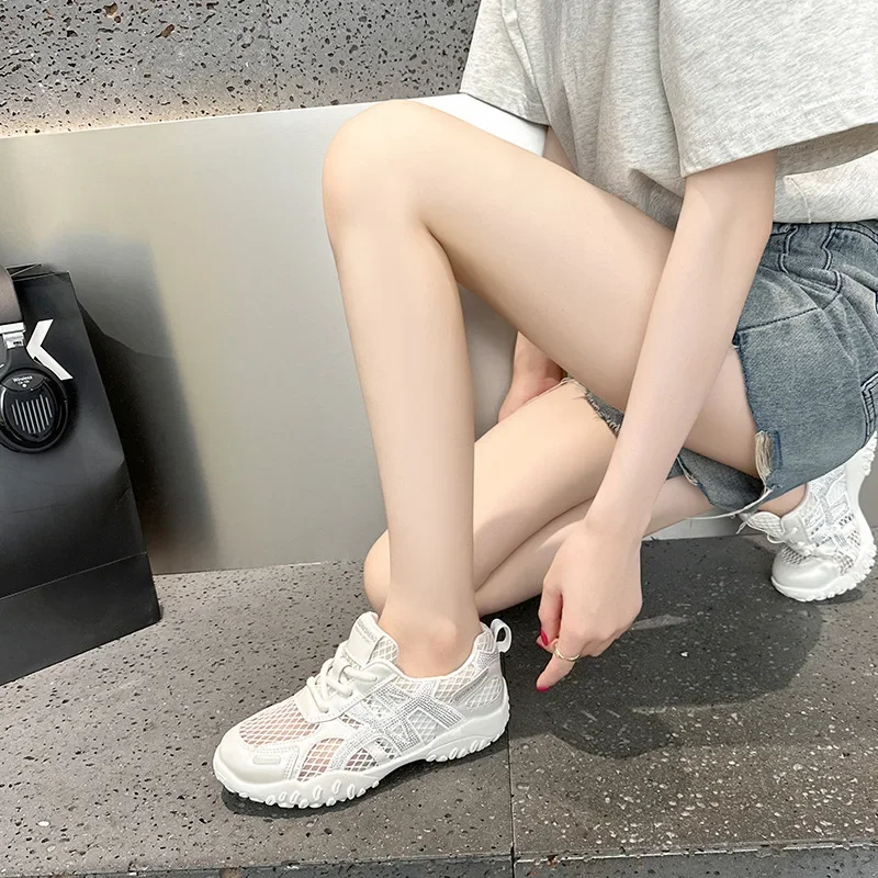 

Летние дышащие женские кроссовки на платформе 2026: удобные модные повседневные туфли с перекрестной шнуровкой, полые, нескользящие, для бега