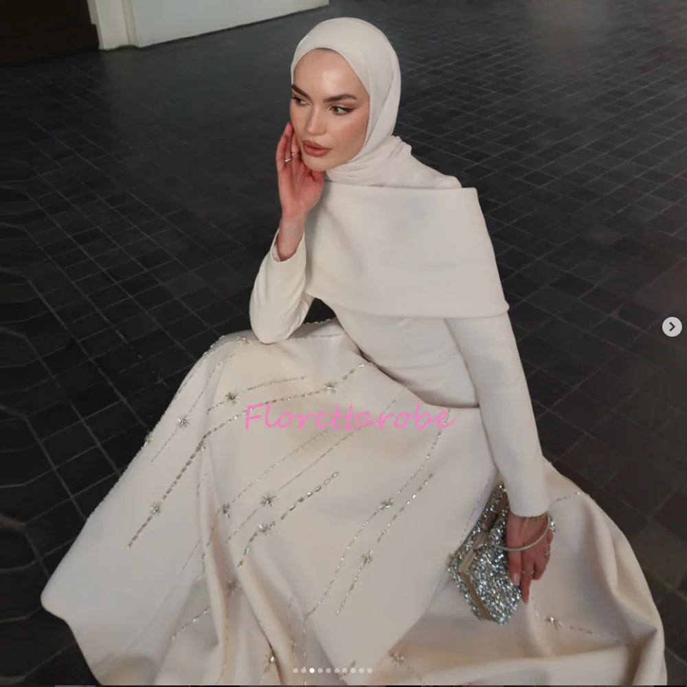 Maßgeschneiderte muslimische A-Linien-Abschlussballkleider mit Hijab, plissierten langen Ärmeln, Knöpfen, Perlenstickerei, bodenlange formelle Ballkleider