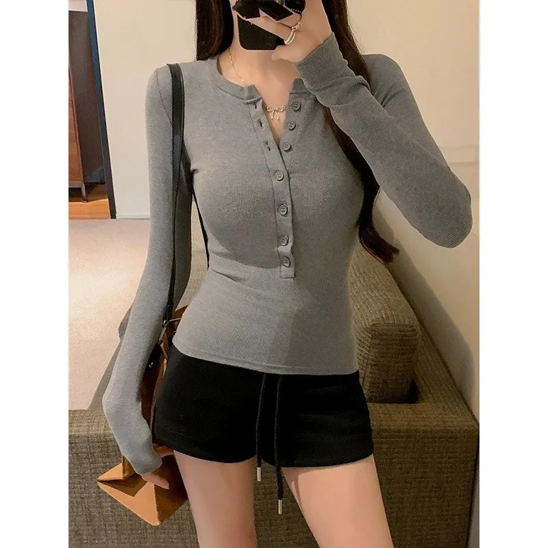 Damen-Strickoberteil mit langen Ärmeln, eng anliegend, modisch, sexy, einfarbig, mit Knöpfen, im koreanischen Stil. – Detail 4