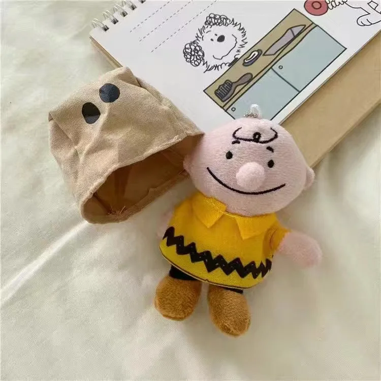 9cm Snoopy Cartoon Charlie Brown portachiavi simpatico sacchetto di carta copricapo mascherato Kawaii peluche bambola Anime peluche per regalo di