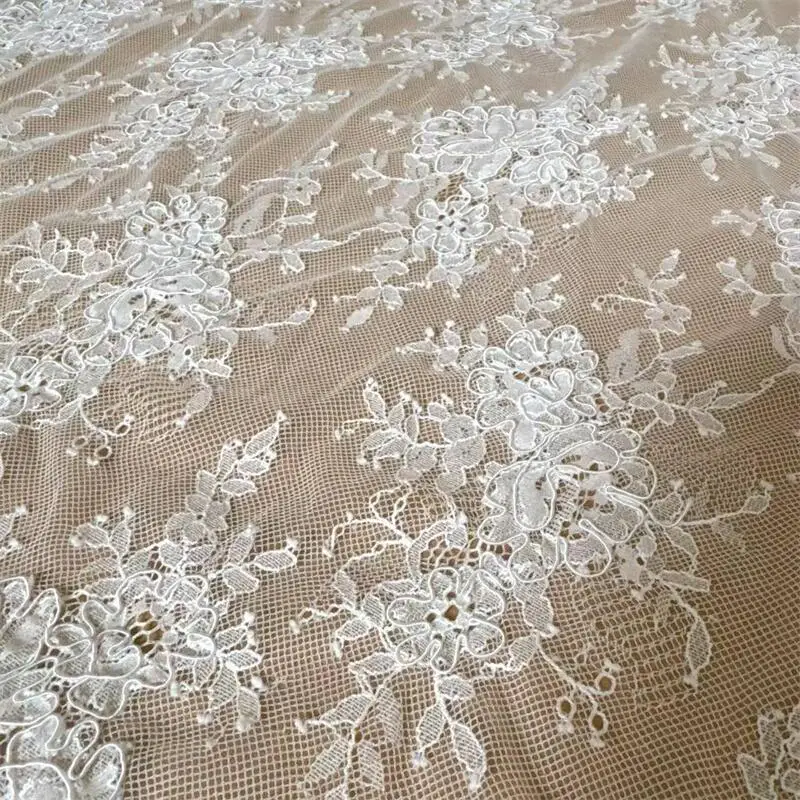 3M. Handgefertigter Spitzenstoff mit Kordelstickerei für Hochzeitskleider, DIY-Nähstoff aus weißer Spitze. Stoff für Brautjungfernkleider. – Detail 6