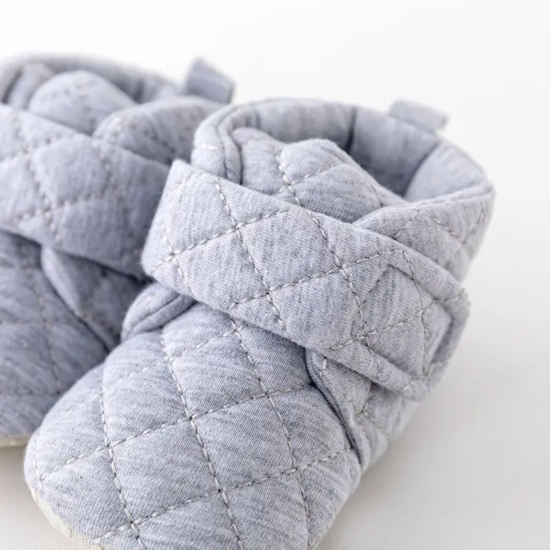 أحذية أطفال كاجوال بلون سادة ونعل ناعم دافئ لا يسقط أحذية الأطفال الصغار أحذية قطنية للخريف والشتاء