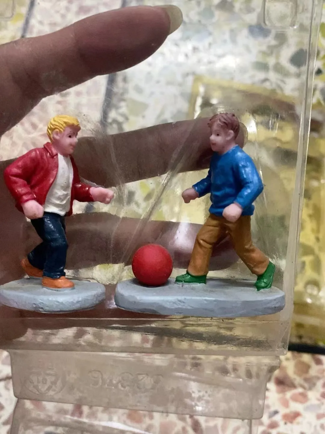 Resin figure mental psychological sand table game box court therapy two boy playing ball