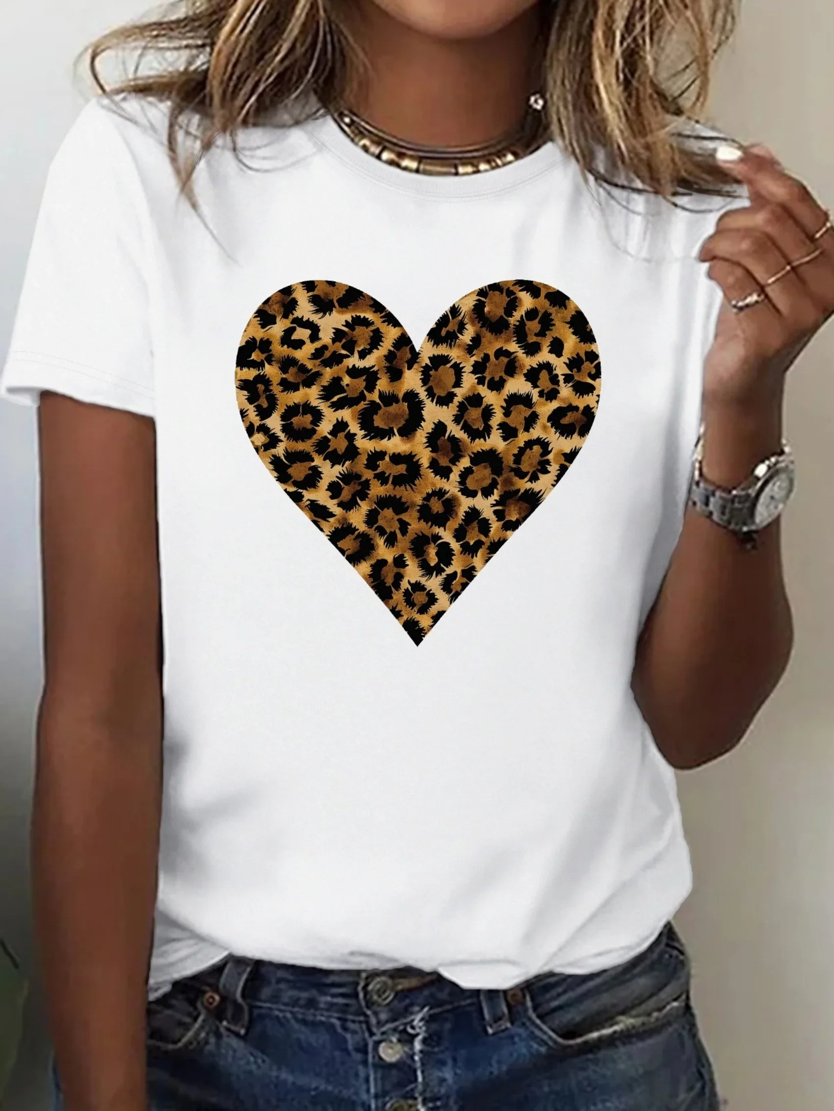 Camiseta de talla grande con estampado de corazón de leopardo para mujer, top informal de manga corta con cuello redondo para primavera y verano, blanco con corazón atrevido