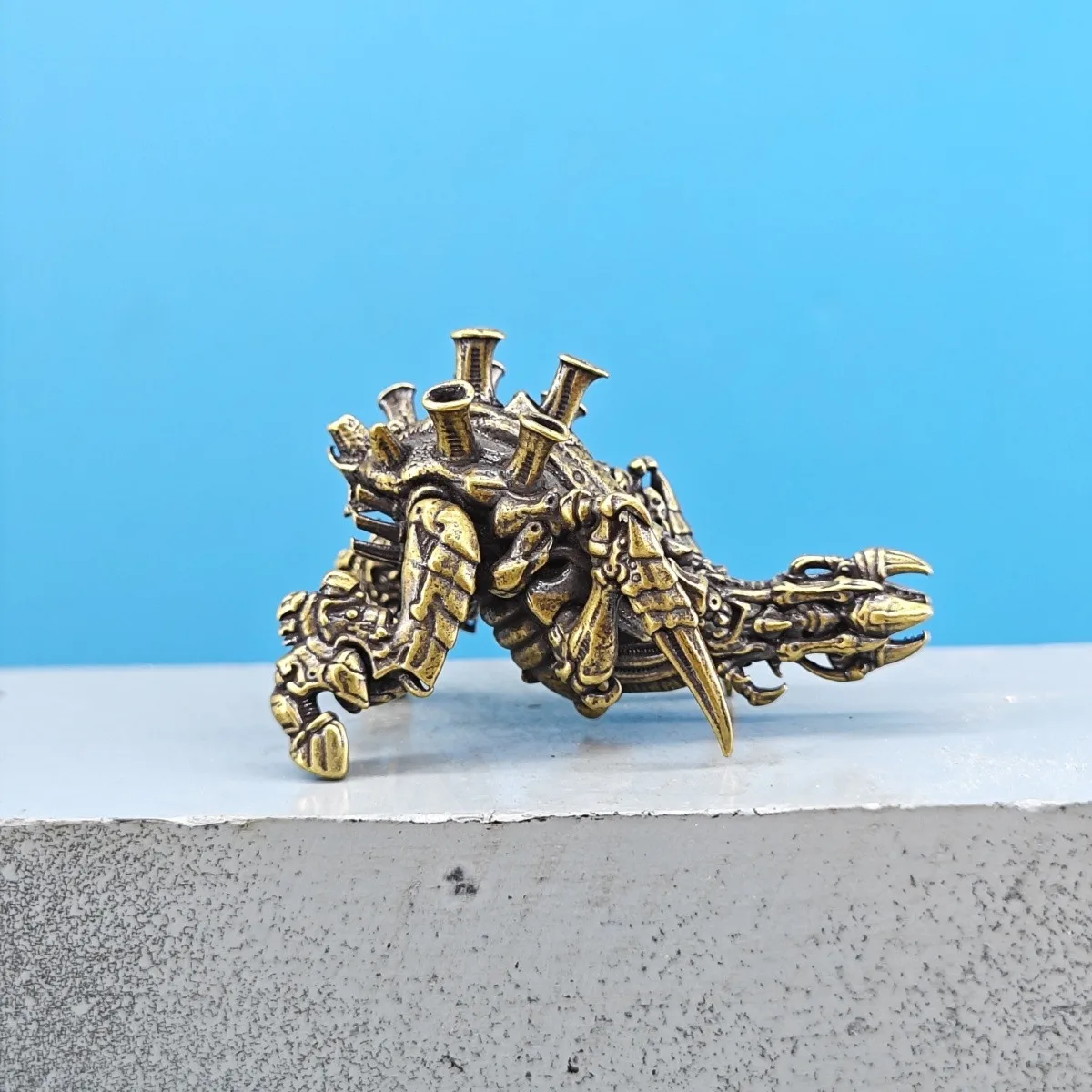 Vintage Brass Sci-Fi Insectoid Beast Mini Figurine Wargame Diorama Desktop Decor Collectible Craft