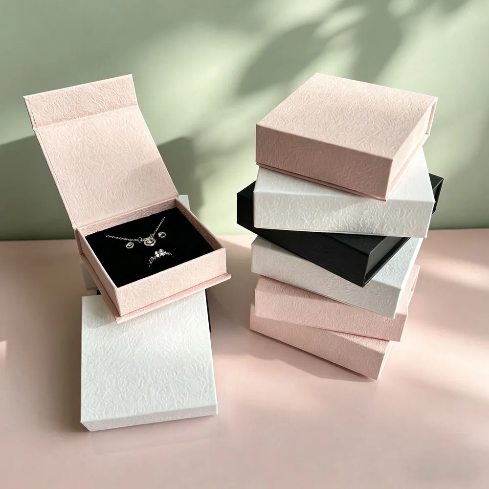 24 Stück luxuriöse 9x9x3cm Schmuck-Geschenkboxen mit Magnetverschluss für Ringe, Ohrringe, Schlüsselanhänger, Halsketten, Anhänger und Zubehör. – Detail 2