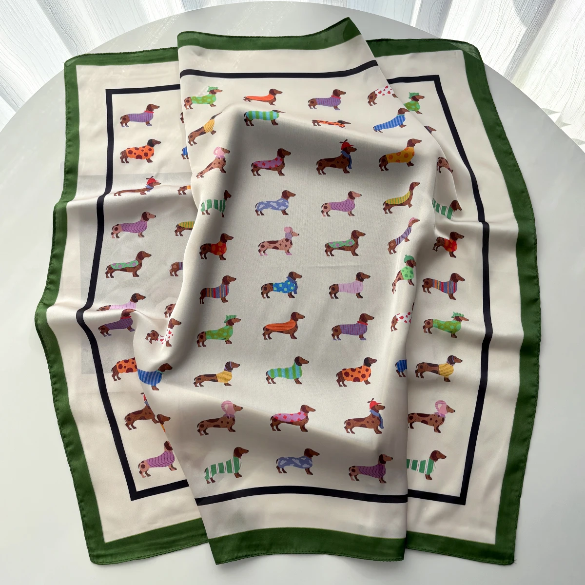 Imitat-Seidenschals, Bandanas, Baumwollschals mit Hundemotiv, quadratische Schals für Damen, stilvolle Luxus-Hijabs, elegante Halstücher, Schals. – Detail 7