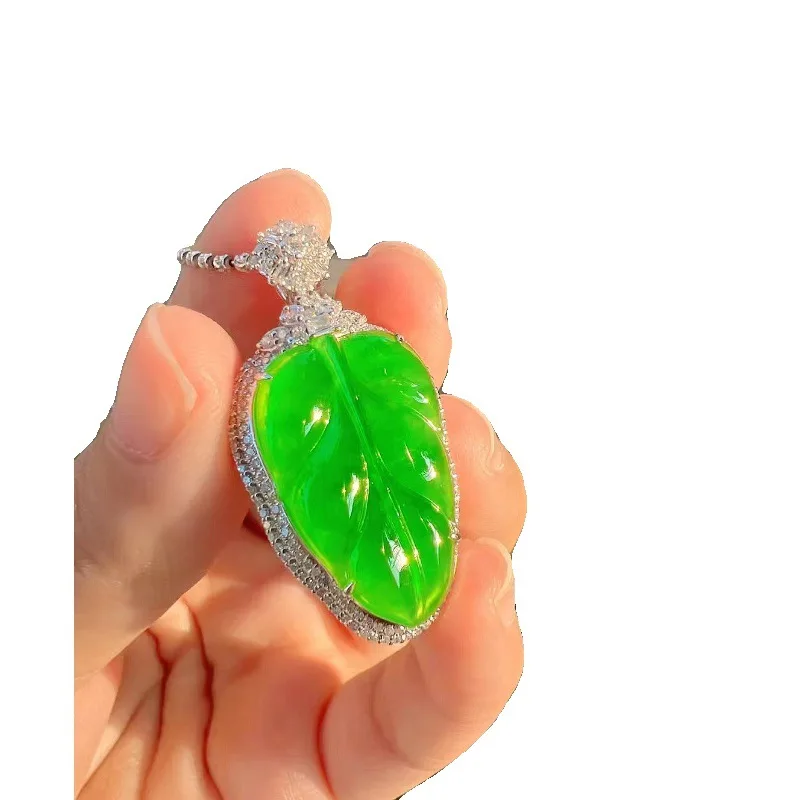 Ice-type positive yang jadeite pendant Myanmar, natural and authentic, from an old mine, full green with certificate