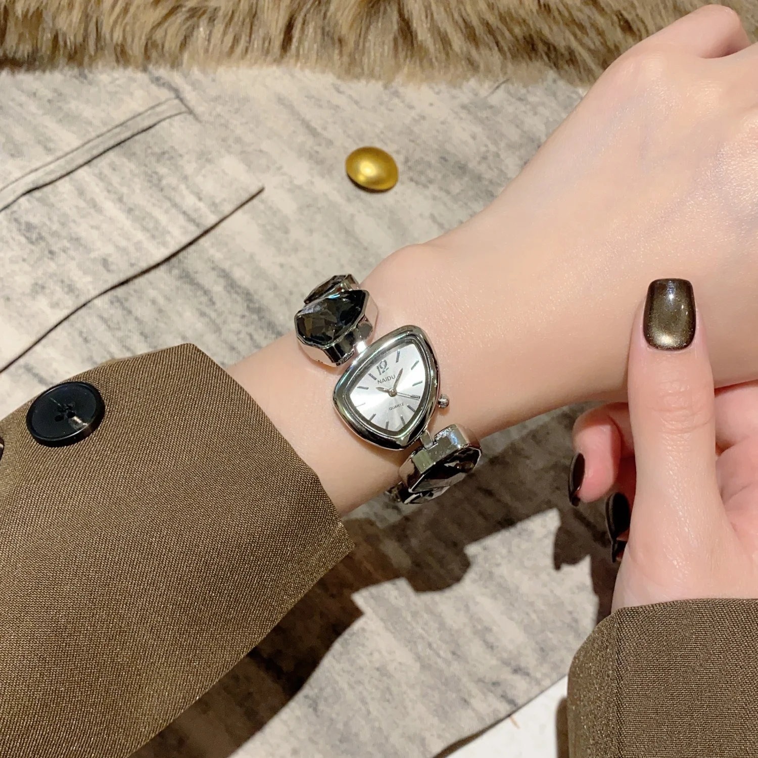 ساعة كوارتز نسائية بتصميم غير منتظم ساعات يد فاخرة كبيرة ملونة مرصعة بالألماس وساعات يد نسائية هدية على مدار الساعة