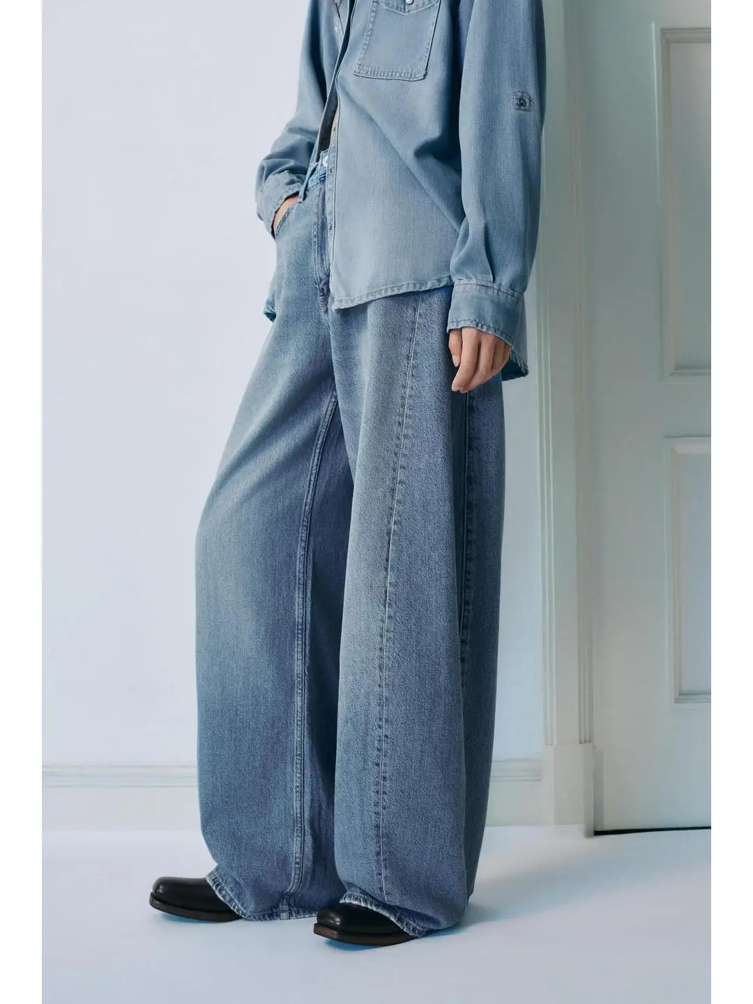 

Новинка: женские джинсы с высокой талией, свободного кроя, с эффектом расклешенных штанин, осенне-зимняя коллекция