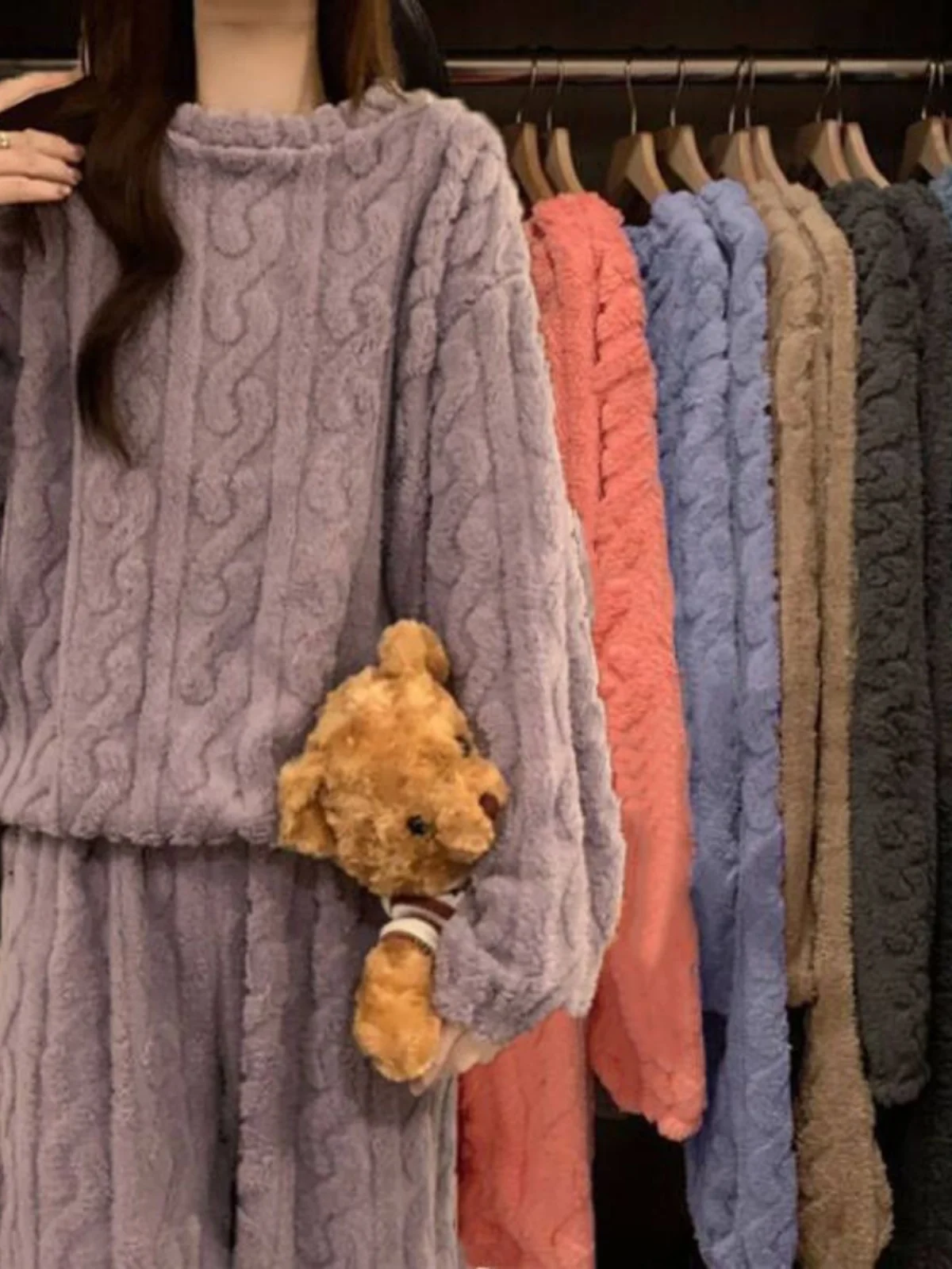 طقم بيجامة من الصوف المرجاني السميك للنساء، ملابس منزلية للخريف والشتاء، بدلة نوم دافئة من الفلانيل مبطنة بالصوف بمقاسات كبيرة