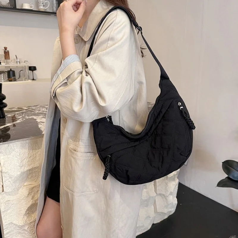 

Elegant Bag With Magnetic Snap Closure For Ladies For Security And A Streamlined Leather Profile