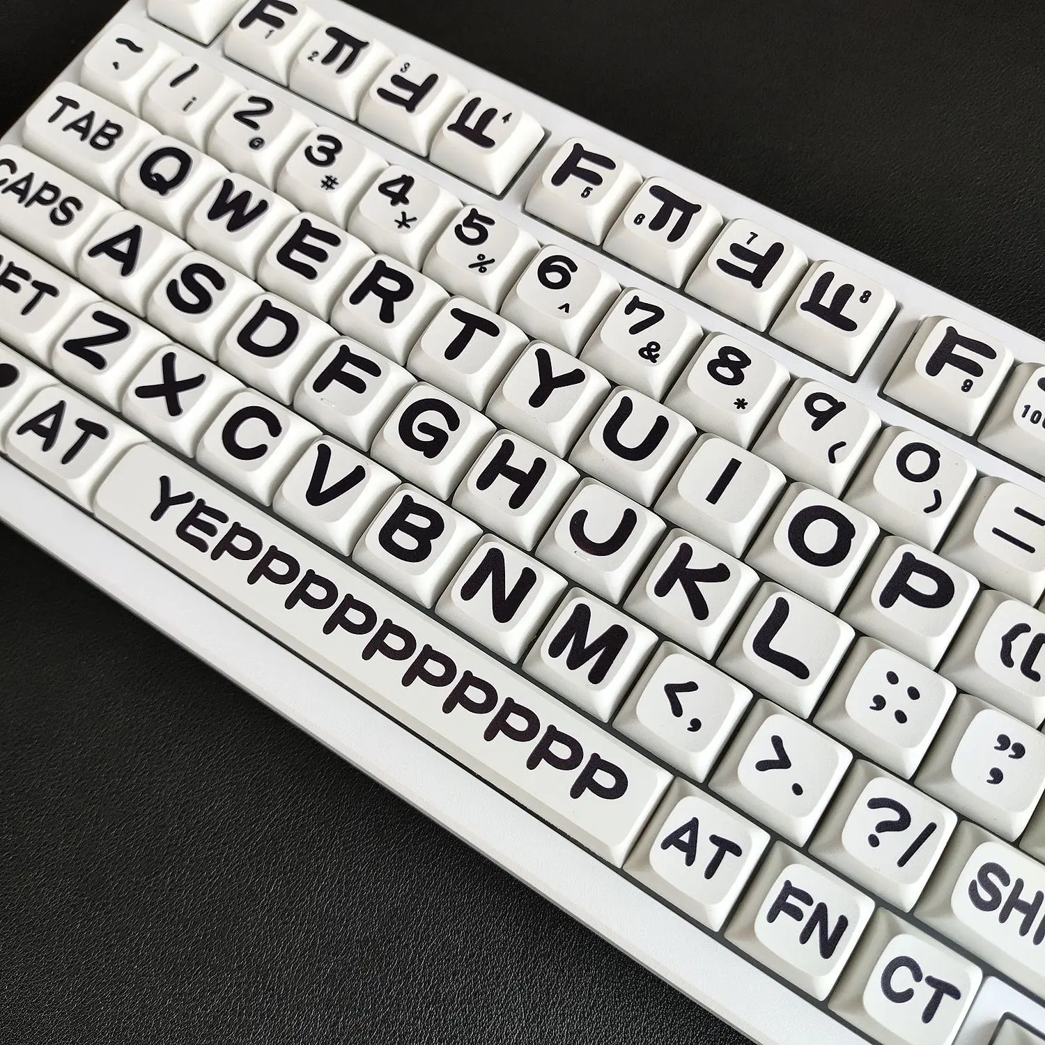 

2025 New Animal Party Key Cap PBT Big Character Minimalist Wind Sublimation M0F Highly Supported Mechanical Keyboard Keycaps