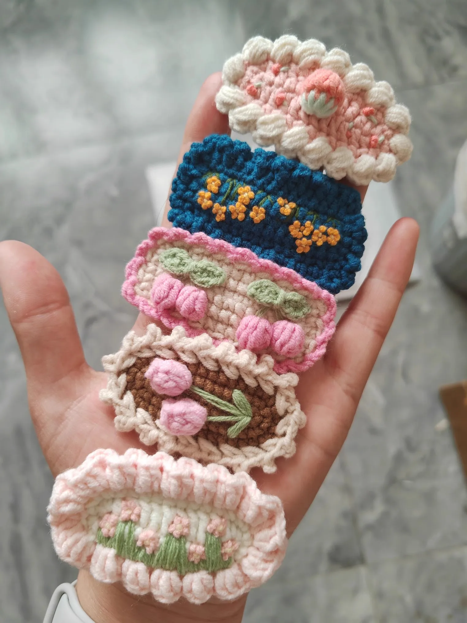 

2 шт., милые заколки для волос, вязаная крючком пряжа, цветы, ручная вышивка, красочные заколки с боковой челкой, милые нескользящие заколки