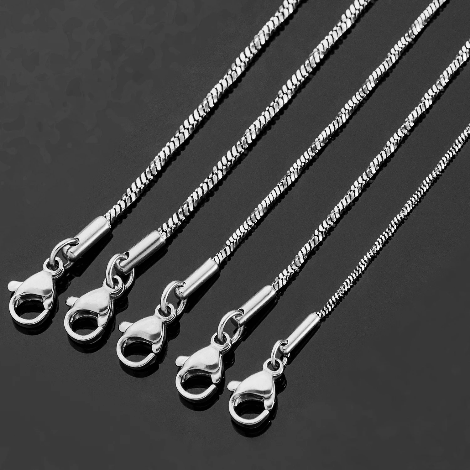 Coole silberfarbene, gedrehte Schlangenkette für Männer aus Edelstahl, lichtbeständig, modischer Schmuck für Rapper. – Detail 6