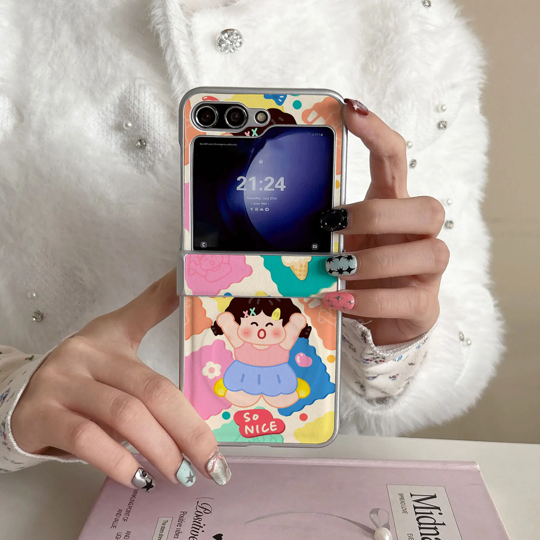 This Cute Cartoon Girl Folding Phone Case Is Suitable for Samsung Galaxy Z Flip8/7/6/5/4/3/7Fe Protective Cases, Making It an Ideal Holiday Gift.