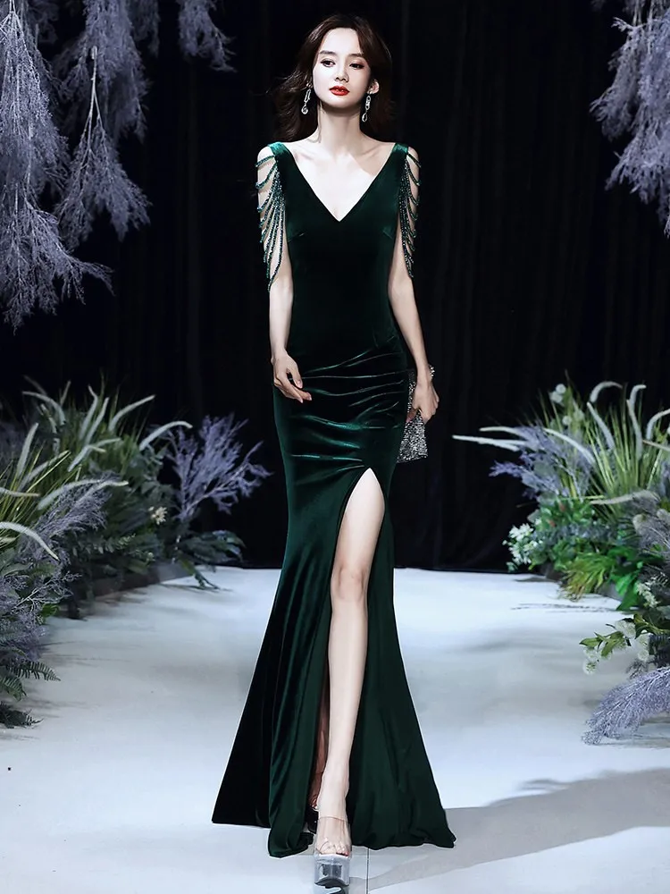 

A dark green velvet light luxury and niche host fishtail dress