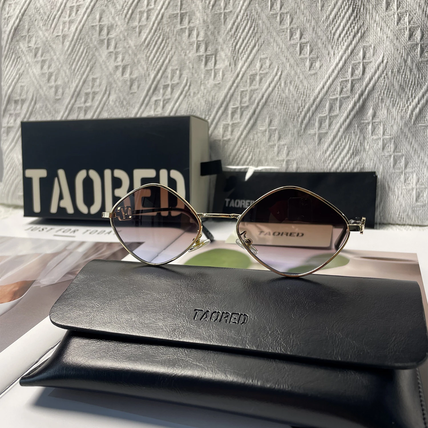 

2025 Новые элегантные женские солнцезащитные очки с цепочкой, роскошные дизайнерские очки «кошачий глаз» с футляром, модные модные солнцезащитные очки UV400