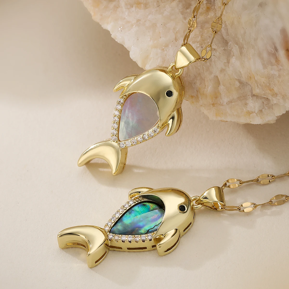 Collar con colgante de delfín de latón, con incrustaciones de concha de nácar y abulón, chapado en oro, apilable, con temática oceánica, joyería para mujer.