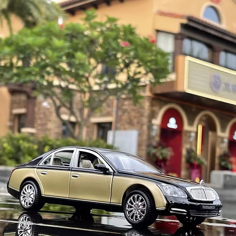 Coches de juguete Maybach 62S de aleación 1:24, modelos de fundición a presión, 6 puertas abiertas, modelo en miniatura, juguete musical con luz extraíble, regalos para niños pequeños