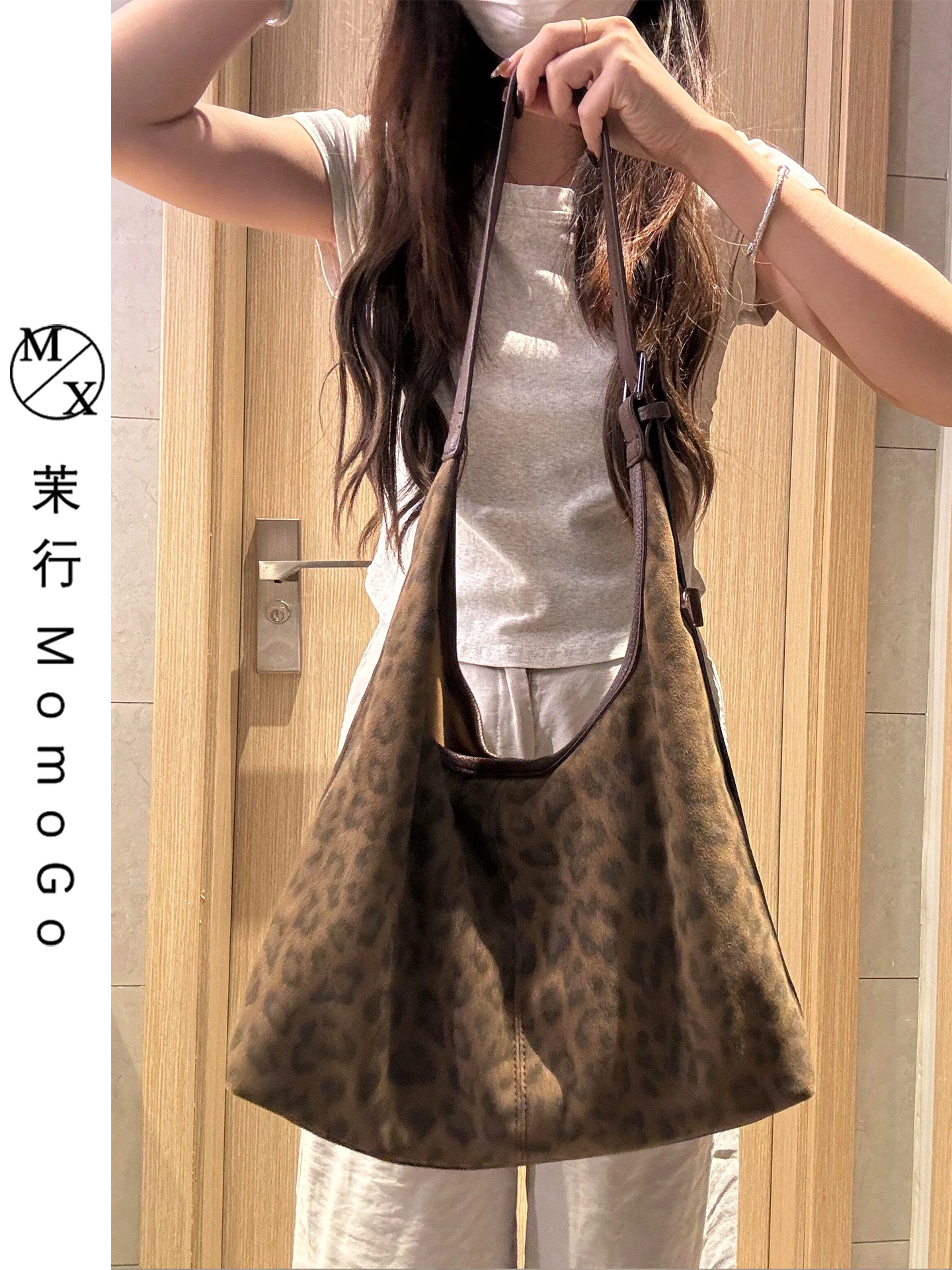 

Женская сумка для поездок на работу 2025: Новая корейская модель, большая вместимость, леопардовый принт, сумка через плечо для работы