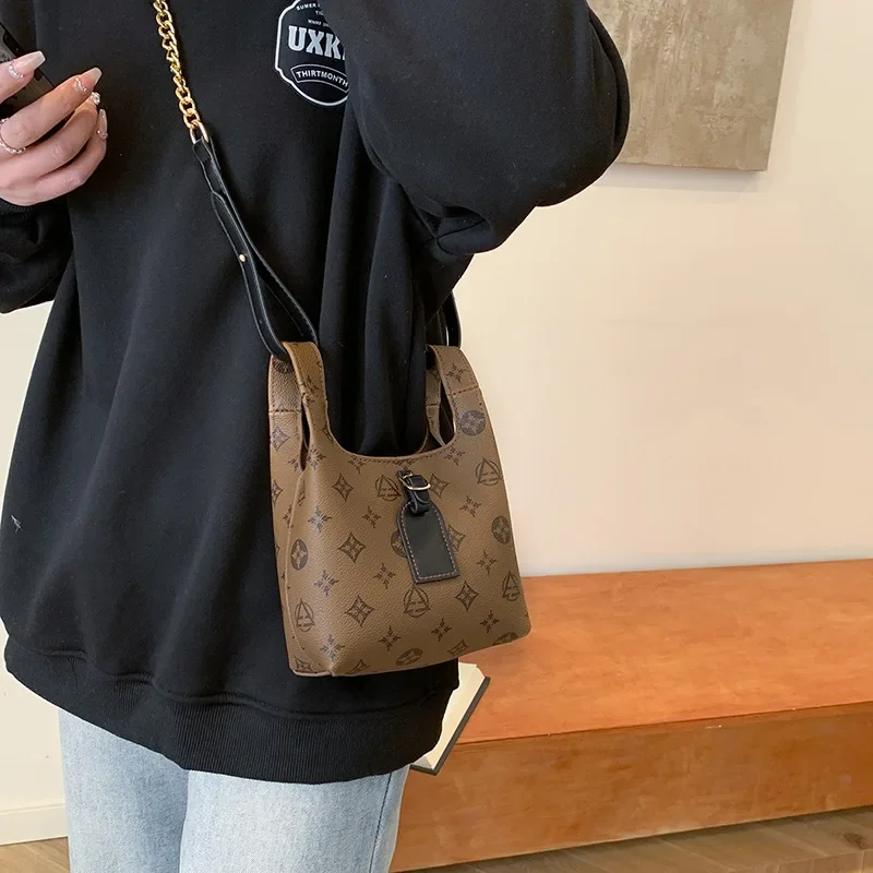 

2025 Collection: Women's Elegant Shoulder Messenger Bag - Classic Prints & Alphabet Details, A Chic Portable Accessory