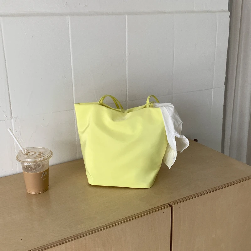 

New Korean Niche Nylon Tote Bag for Women Large Capacity Lightweight Commute Shoulder underarm bag casual simple Bucket Bag